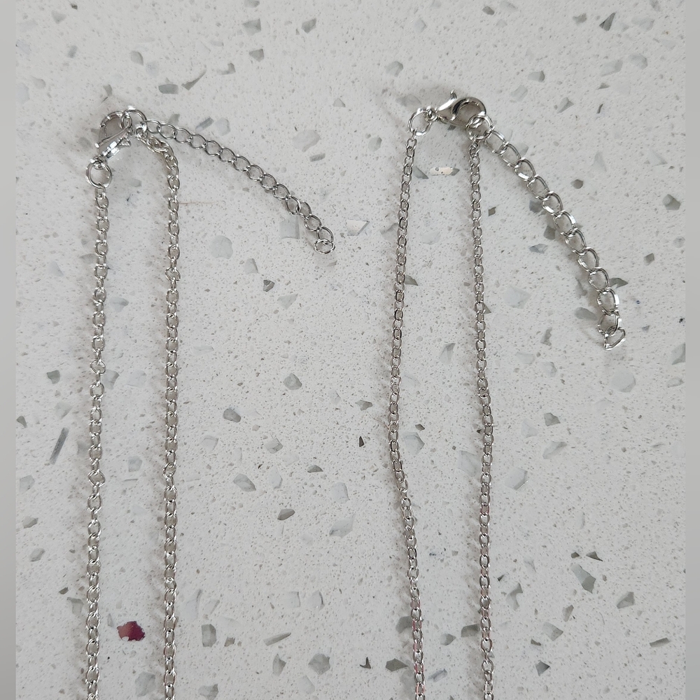 2 Silver Necklaces - Picture 3 of 9
